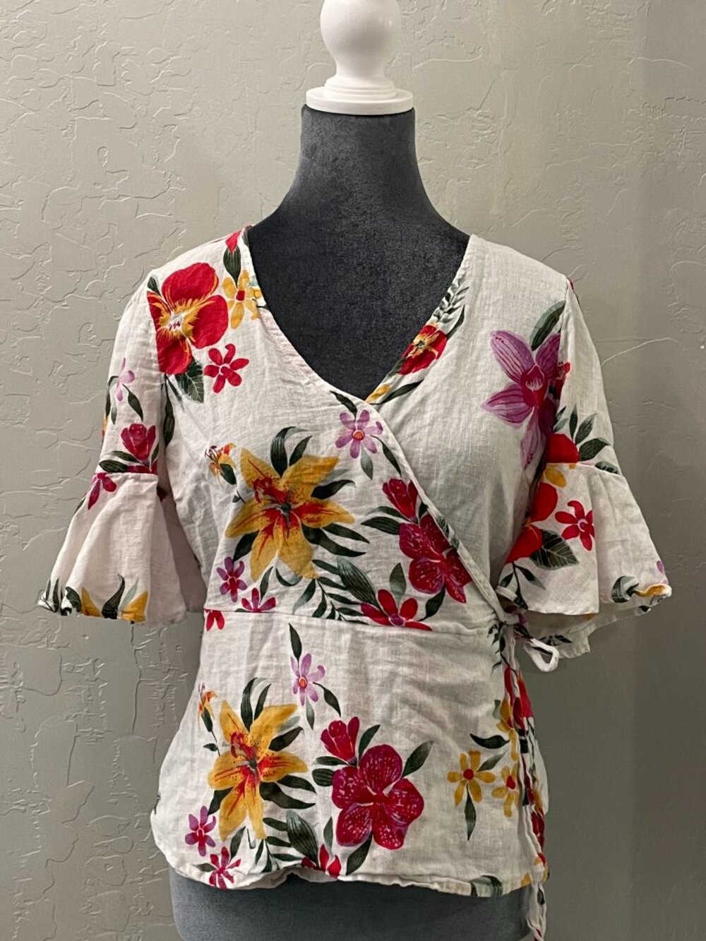 Old Navy white flower floral wrap shirt (size M)